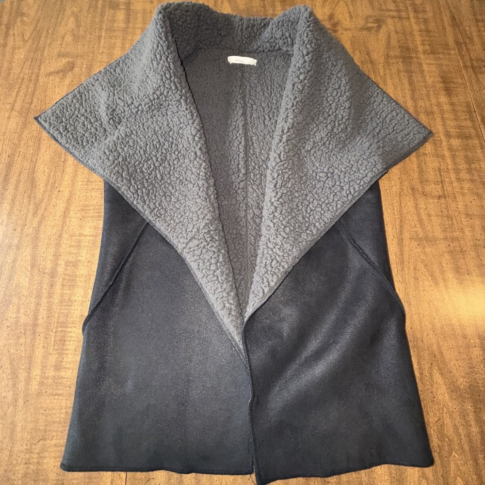 Winwin Women's black faux suede sherpa-lined vest Small